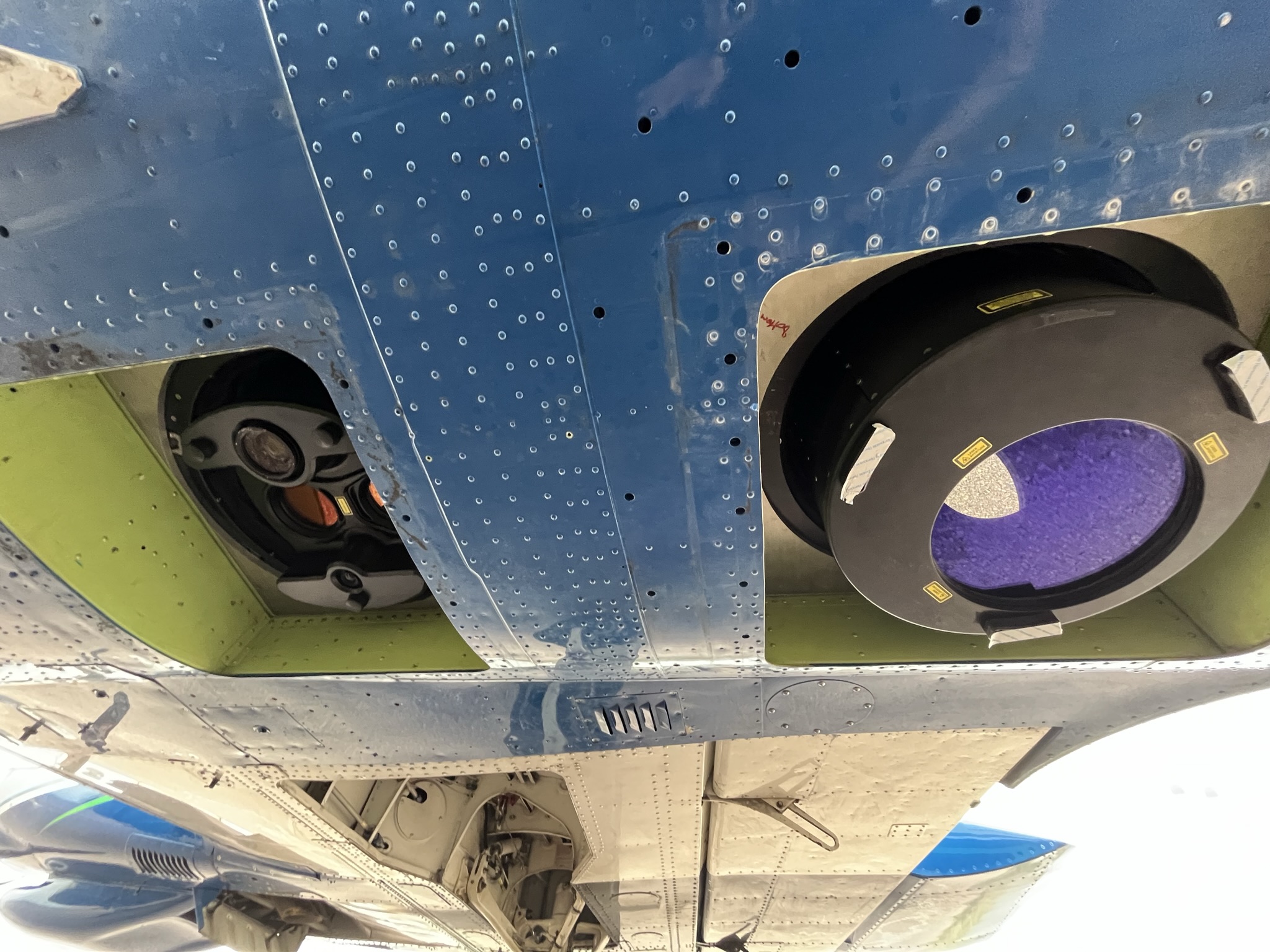Les trappes sous l’avion laissant voir les capteurs laser topo et petits fonds (à gauche) et grands fonds (à droite) 