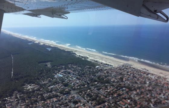 Vue depuis l’avion pendant le survol de la côte sableuse aquitaine
